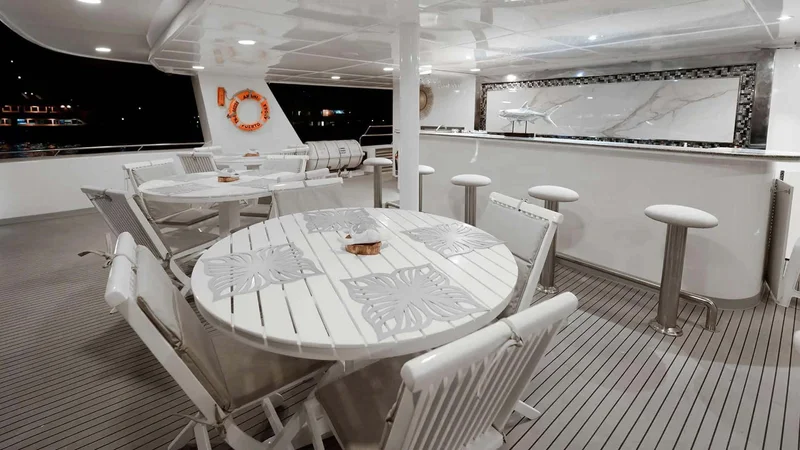 Bar Exterior | Anahi Catamaran