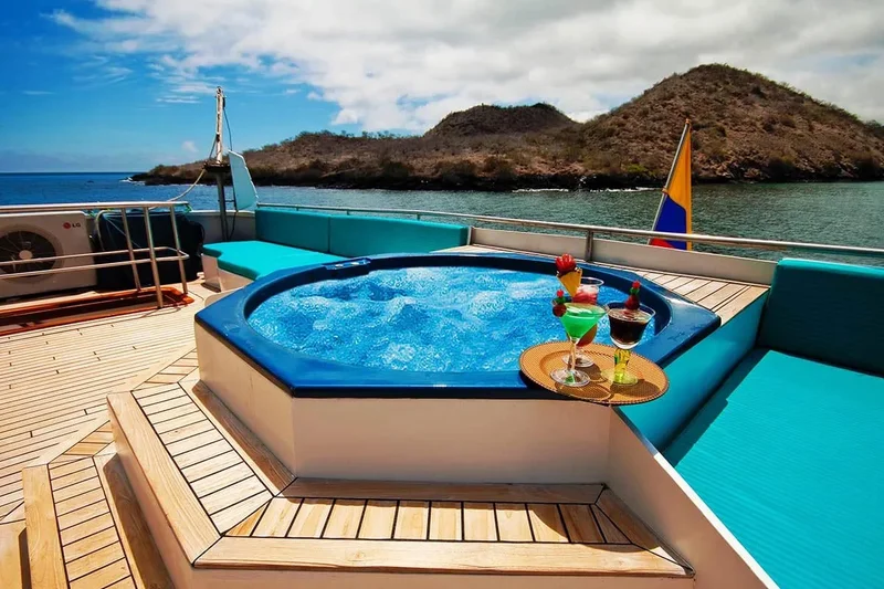 Jacuzzi | Anahi Catamaran