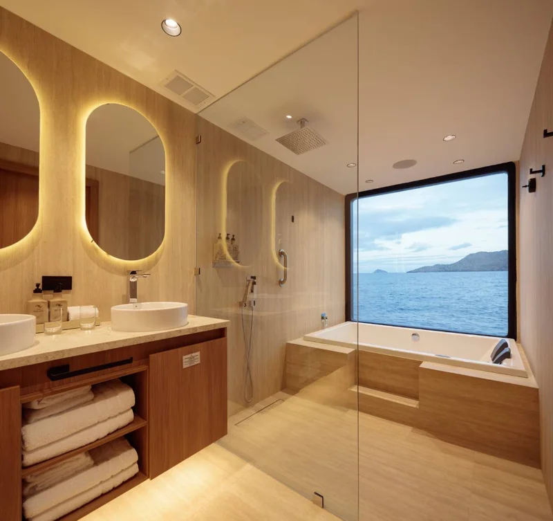 Bathroom and Jacuzzi | Hermes