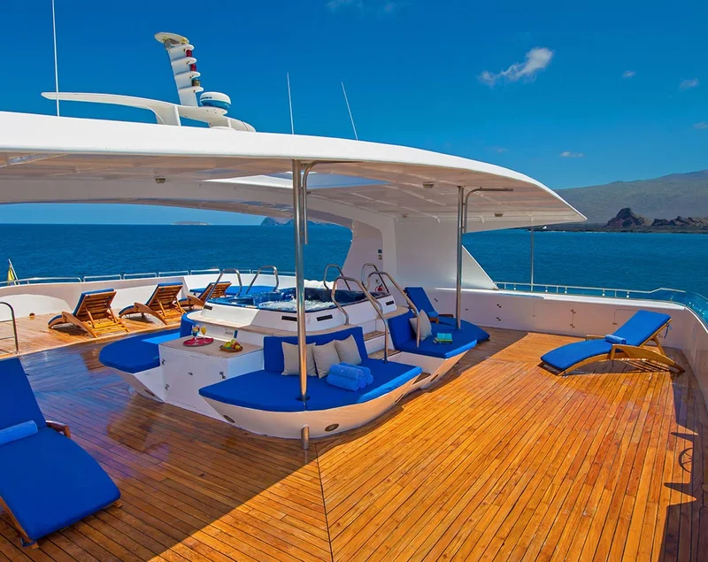 Land Based Vs Liveaboard Vacations Land Based Vs Liveaboard Vacations