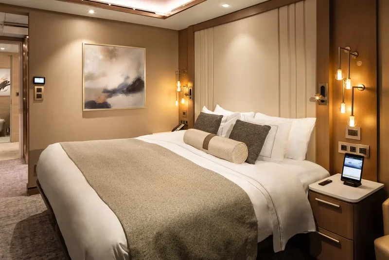 master-suite-ocean-endeavour-antarctica master-suite-ocean-endeavour-antarctica